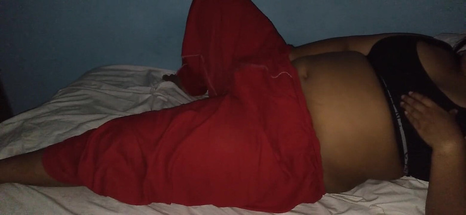 Aria Mia: O studentă se masturbează după ce i-a văzut pe iubitul...