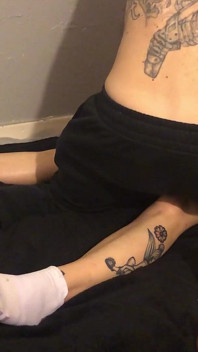 Petite rubia consigue cuerpo tatuado aceitado 1 de3