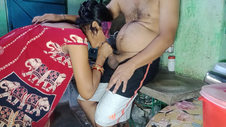 Bengali-coupel: La sorellastra indiana bengalese viene scopata in cucina all'ora dei...