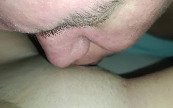 MaturecoupleVe: Mi marido come mi coño mojado por la mañana
