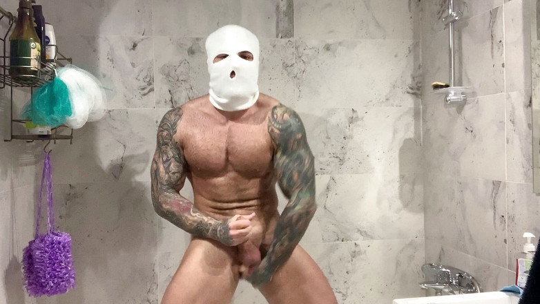 Maximus Barmin: Duşta maskeli kaslar