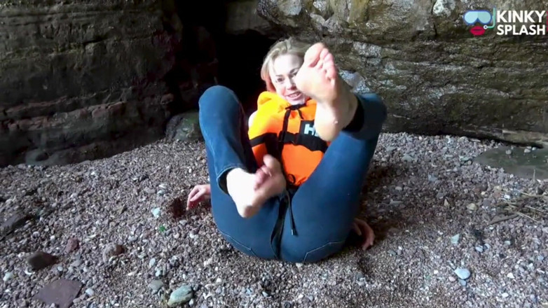 UKCuteGirl Lucy Lauren: Lifejacket și blugi pe plajă
