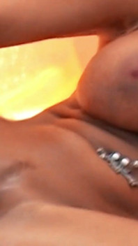 Una tettona bionda nikki benz si gode il suo vibratore
