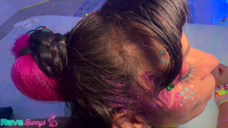 Rave Bunnys: 샌디 러브가 축제에서 브릭 데인저의 자지를 위해 남자친구를 버린다!