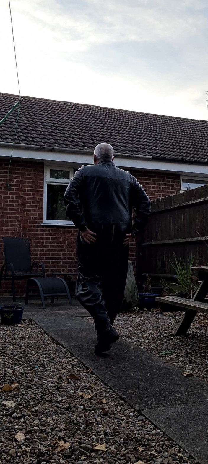 Leatherman63: Jumpsuit kulit pada waktu pagi