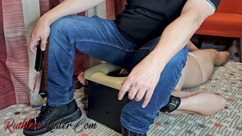 Ruthless ruler - maledom: Екстремальне сидіння на обличчі в джинсах