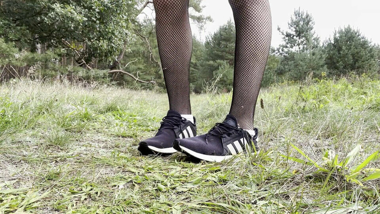 Apomit: Тинка, горячий паренек-гей светит в короткой кожаной юбке. Без штанов в чулках-сеточках, светит задница и хуй