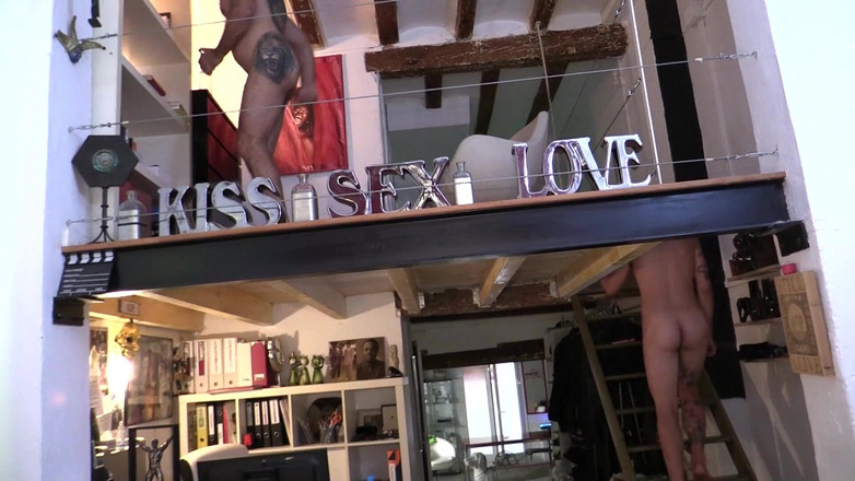 Macho factory: Un mec espagnol à grosse bite baise un grand papa musclé