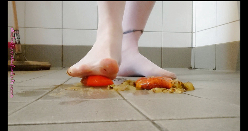 Carmen_Nylonjunge: Footplay di stoking dengan buah-buahan