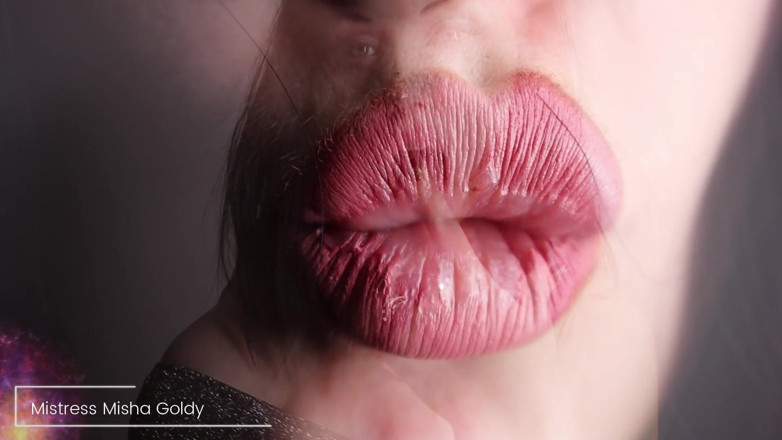 Goddess Misha Goldy: Buzele și țâțele fascinante