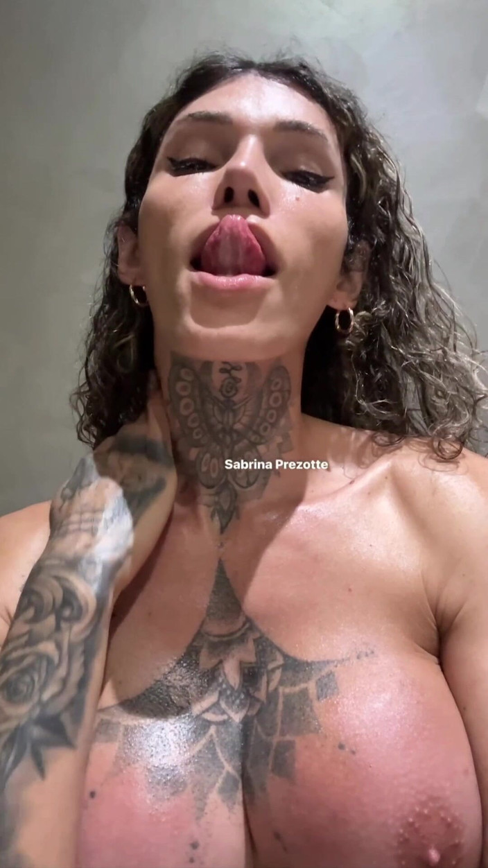 Prezottes_House: 等待高潮的时刻结束了，萨布丽娜·普雷佐特喷射精液让你看见。