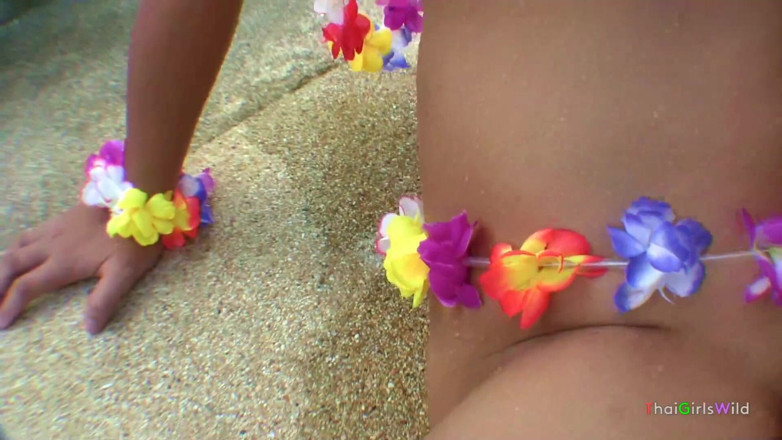 Thai Girls Wild: 자지를 빨아주는 겸둥이 십대