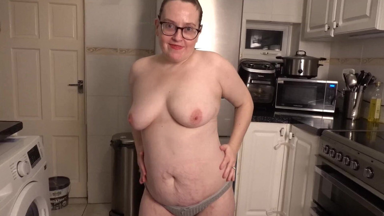 Littlevixen: Sexy stripping leggings, top bh und höschen in der küche