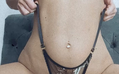 Alisa Lovely: Regardez mes jeunes seins fermes ! Je veux chevaucher ta bite...