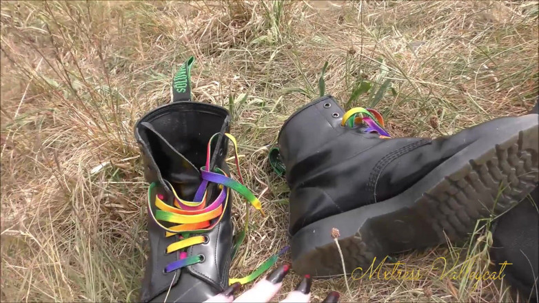 Mxtress Valleycat: Close up boot cleaning