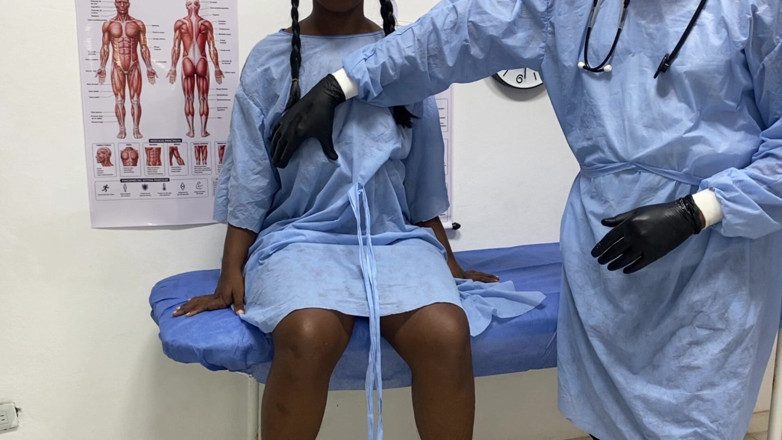 estefaniacaltrate: She Goes to the Doctor to Change Her Prostheses and...
