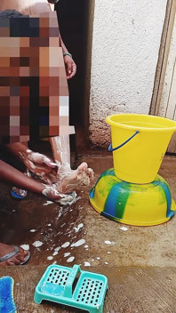 Tomando banho na minha namorada grávida ao ar livre, vibrações sujas do ambiente