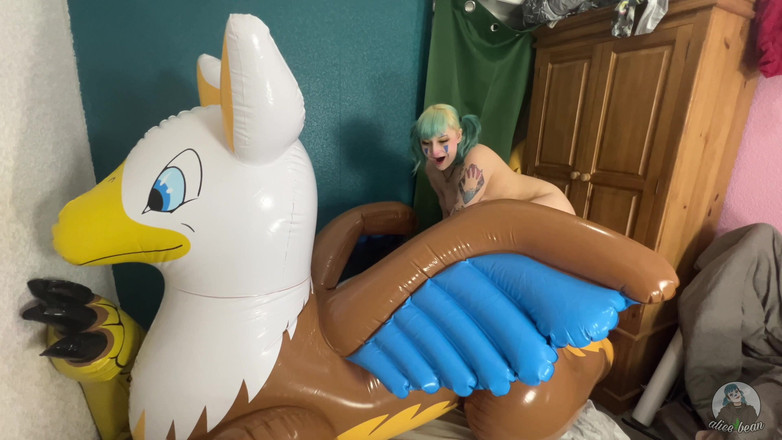 Alice Bean: Riesiger aufblasbarer griff