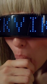 La ragazza yberpunk succhia avidamente tutta la sborra dal suo fan