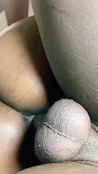 Elle est tellement excitée par ma grosse bite que j’ai dû lui étirer la chatte avec 4 doigts