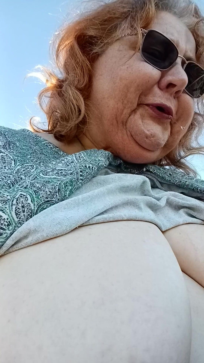 BBW nurse Vicki adventures with friends: ¡Pausa de humo playa! ¡Di un paseo por la playa ventosa!