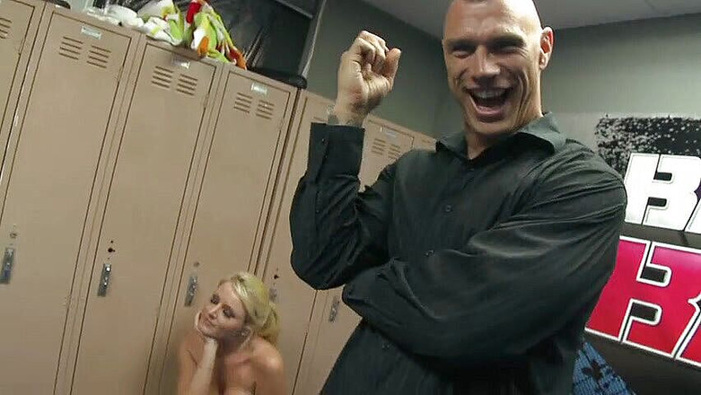 Kinky Angels: 巨乳的淫荡金发宝贝被一个幸运的家伙猛烈抨击