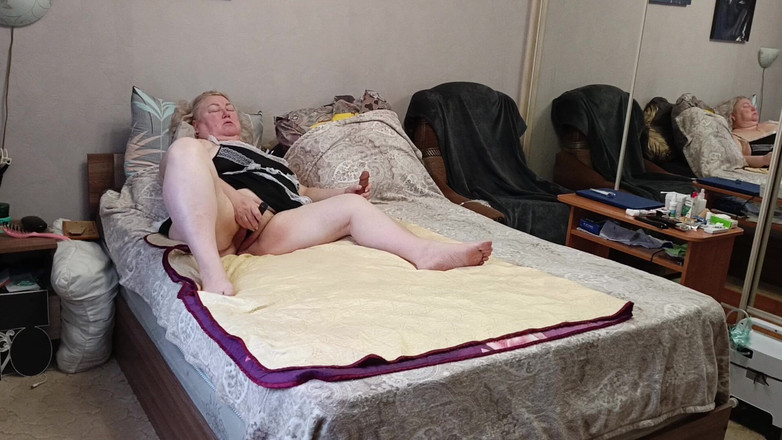 Zona901: Mama vitregă își fute pizda cărnoasă cu jucării sexuale