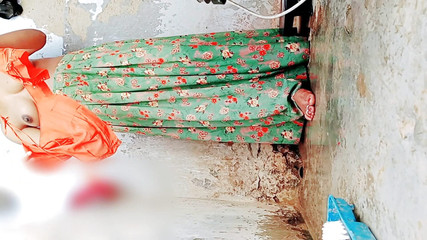 Rakul008: Beccata innocente ragazza indiana in piedi fa pipì mentre si...