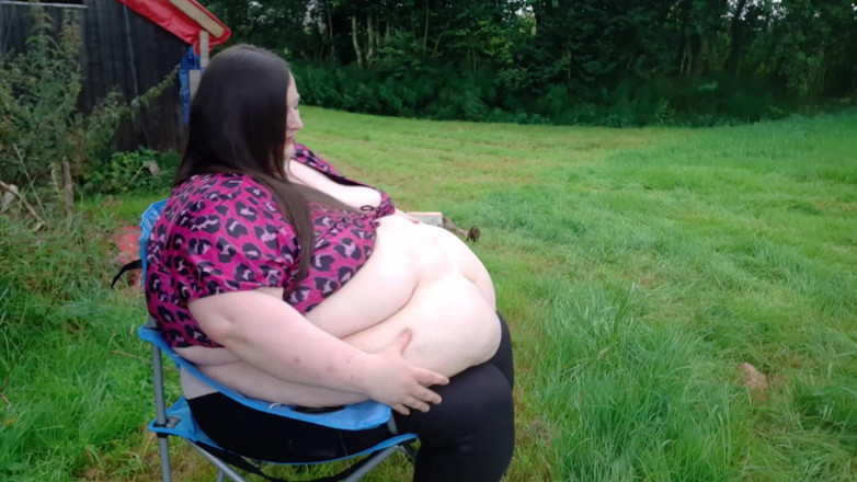SSBBWLadyBrads: SSBBW outdoor belly play and walking