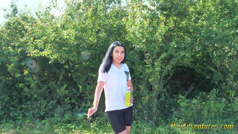 Pee Adventures: Sexy brunette probeert buiten hard haar blaas te legen en...