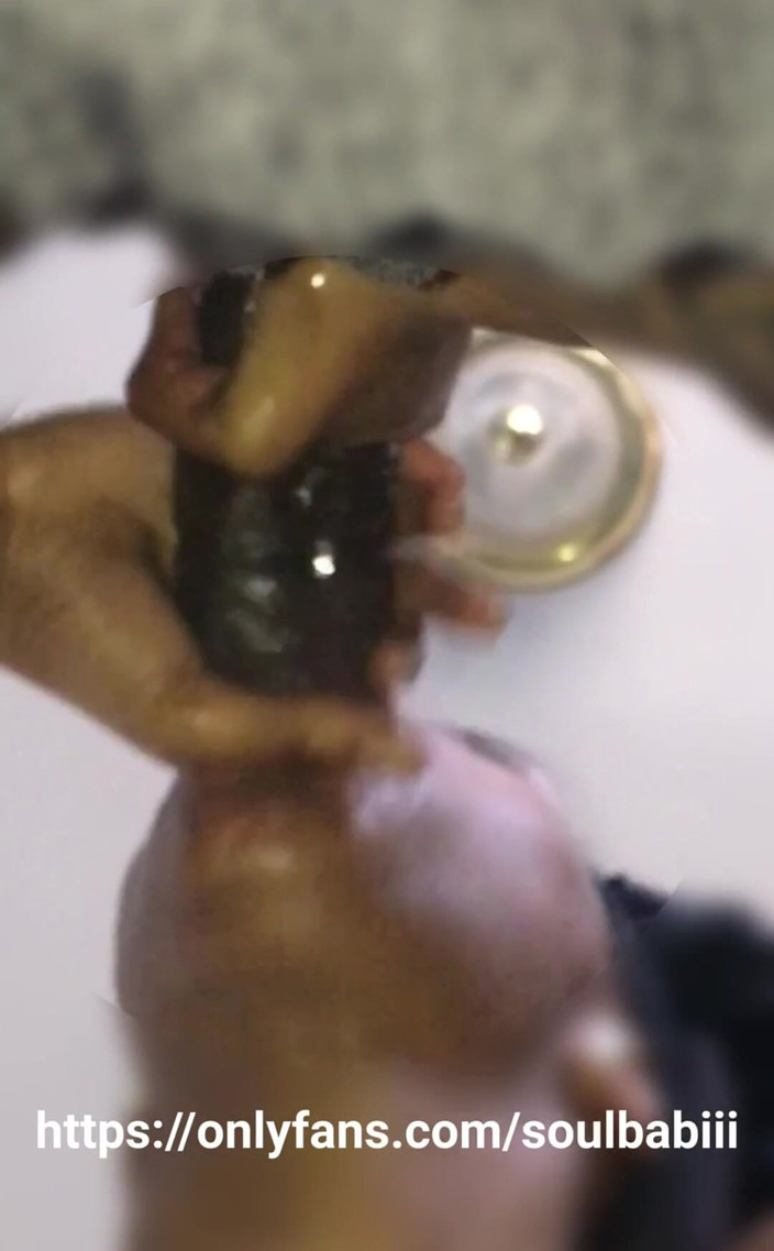 Soulbabii: ずさんな両手チンポしゃぶり