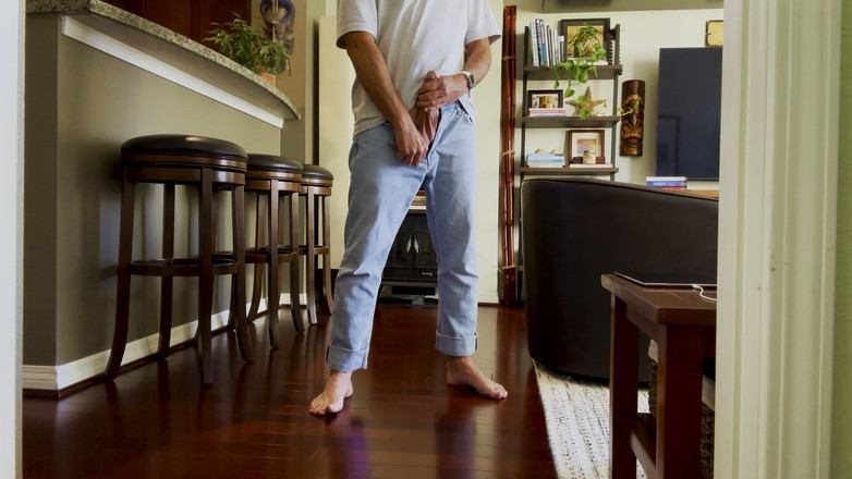 Barefoot Blake: Je montre ma belle bite, mes couilles, mon cul, mes...