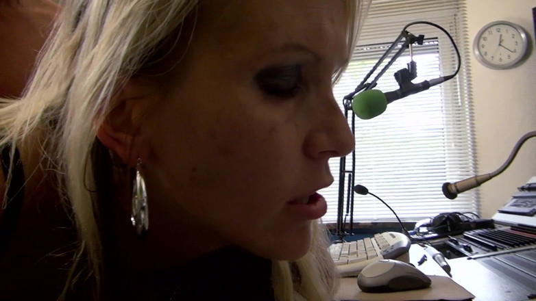 MMV Deutschland Porno: Blond milf liże i kołki kolesia dupek w studiu radiowym...