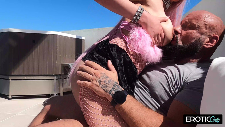 MILFFreaksX: 她想发展事业，并且为此付出了很多努力