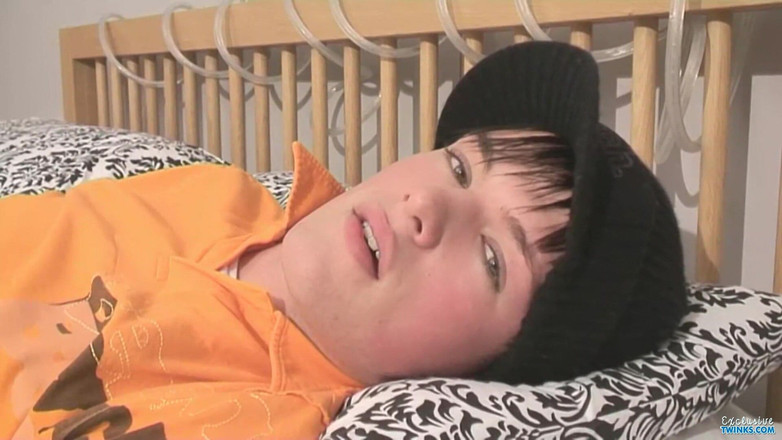 Lust for boys: Fit Leon喜欢那个假阳具