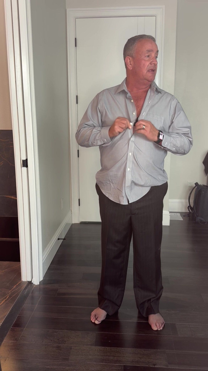 GottaLuvBB: Üvey baba takım elbiseyle eve geliyor