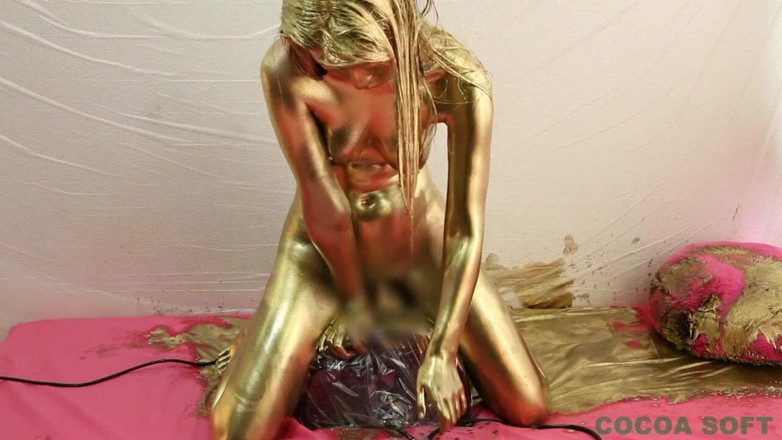 Cocoa Soft: Experience Sybian in gold paint