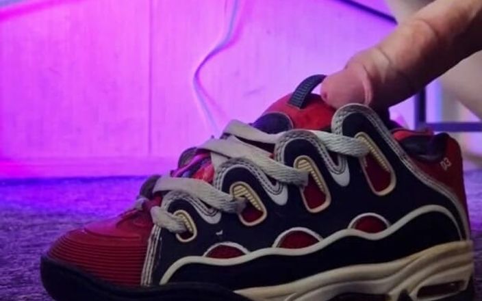 Sneakersmax98: スニーカー、オシリス、ザーメンインで遊ぶ