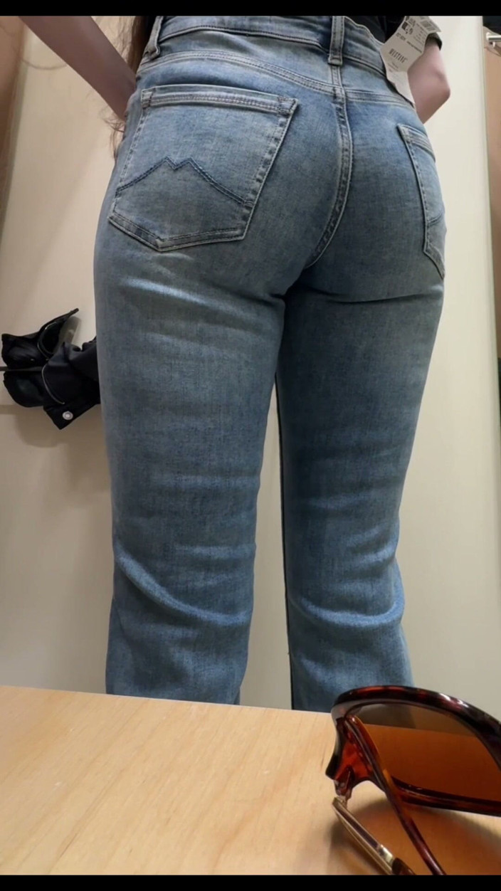 JuliaVeil: Experimentando Jeans Apertados No Provador - Quer Ser Meu Voyeur Secreto?