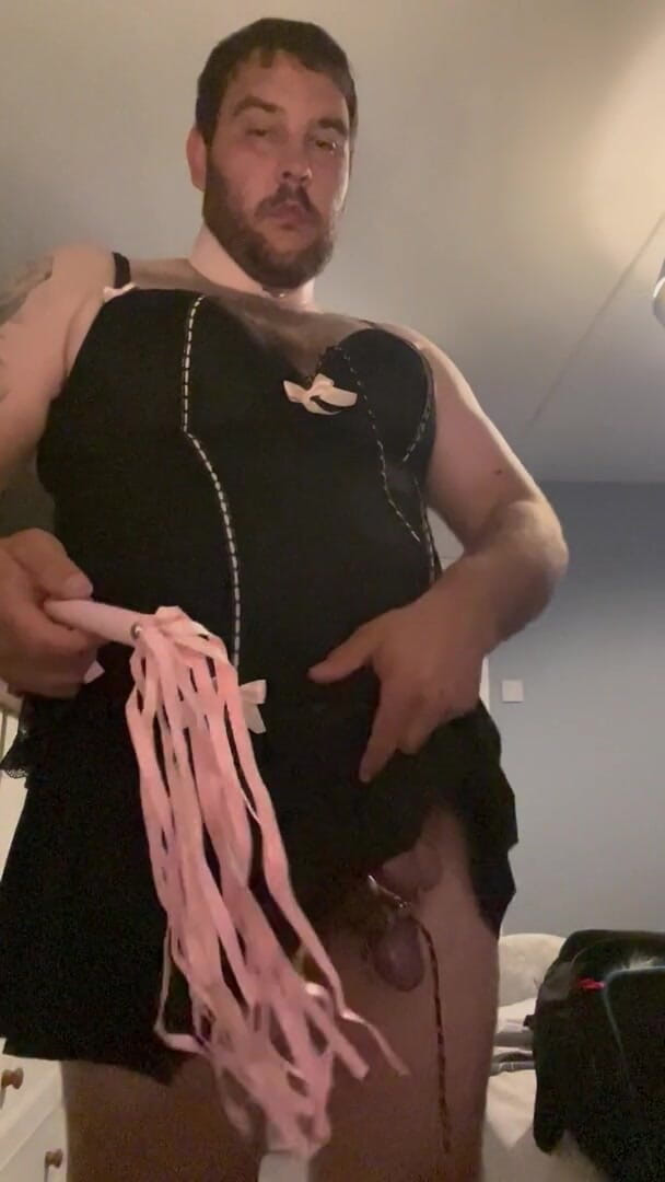 Shaun Cbt: 엉덩이 플러그와 계집애의 자지와 공은 젖꼭지 클램프의 크로스드레스