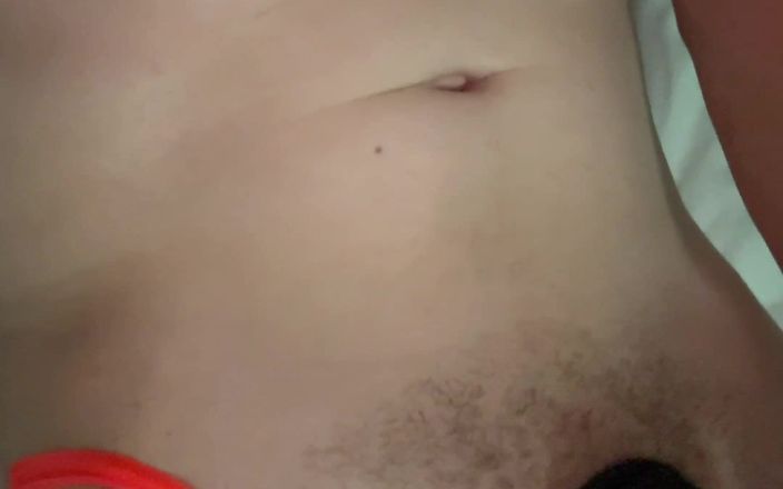 Sissy Lingerie: Sissy masturbuje się w pomarańczowej bieliźnie w pierścieniach kutasa