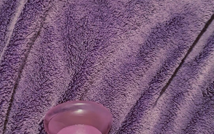 Daphne Desire: Sissy dziwka spuszcza się w szklance dla ciebie do smaku