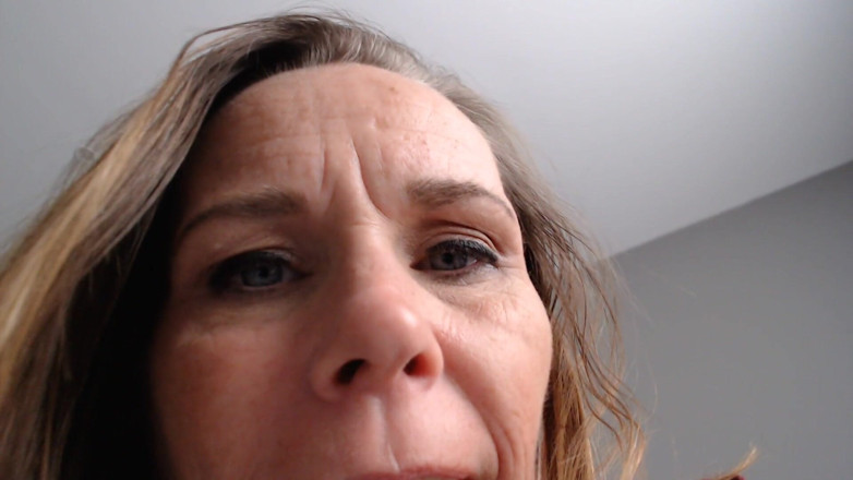 KimitheMilfMommy: Stepmom in bed