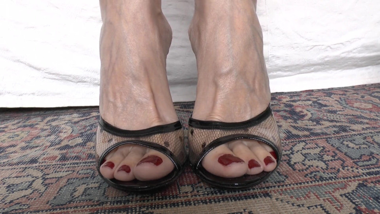 Lady Victoria Valente: Mature, Sexy Feet in Sexy High-heeled Mules