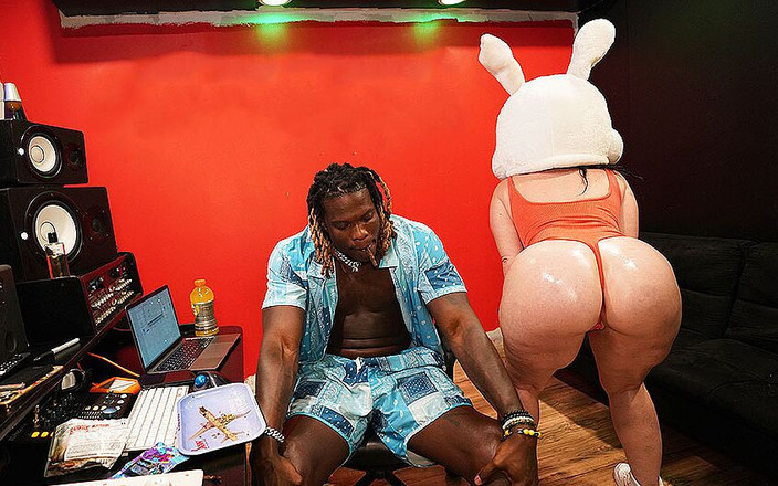 King BBC Official: King Louie neukt een sneeuwkonijn