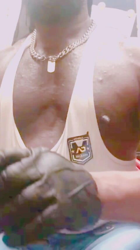 Black smoking muscle stepdad: Musculosa Garanhão Jeans Botas Fumando Solo Titpig