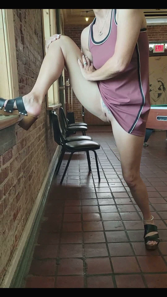 Fantasy Milf: Havuz sürtüğü göt tıkacı