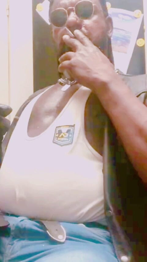 Black smoking muscle stepdad: Svalnatý hřebec kožená džínové boty kouření Solo Titpig