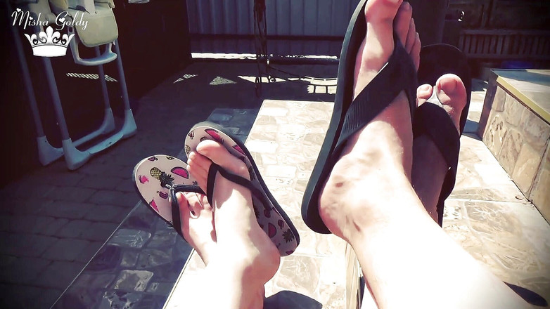 Goddess Misha Goldy: 屋外のビーチサンダルはアルファでぶら下がっています