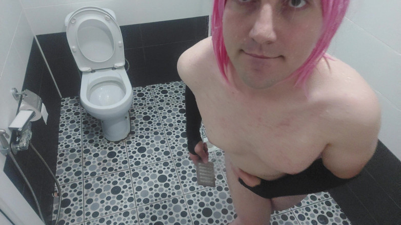 Kitty_Cross: Zadek Shemale White Báječné vnadné tělo flirtuje na podlaze koupelny